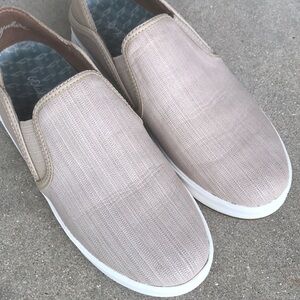 OluKai Ki’ihele ‘Ili Leather Slip On Sneakers